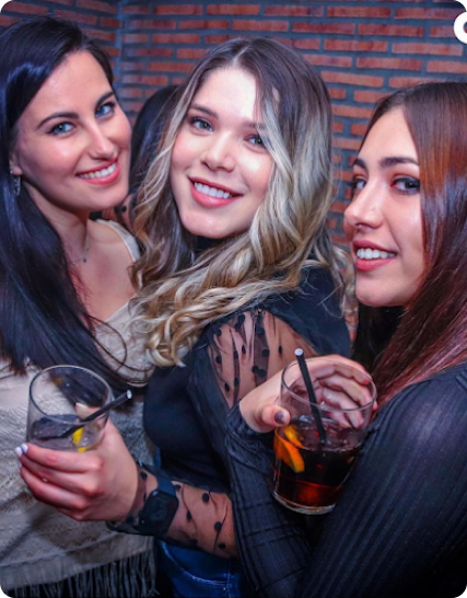 Grupo de amigas celebrando