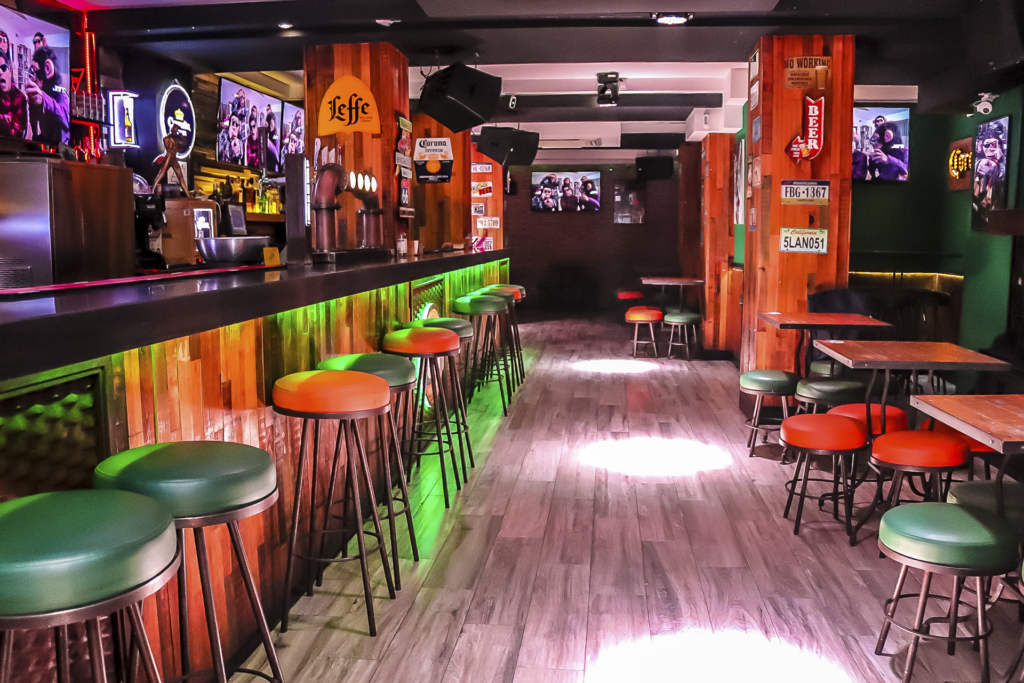 Barra de bar con luces en QW Sport Bar