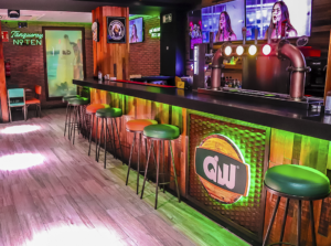 Interior bar deportivo con pantallas