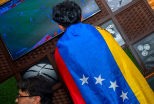 Cliente viendo partido de fútbol