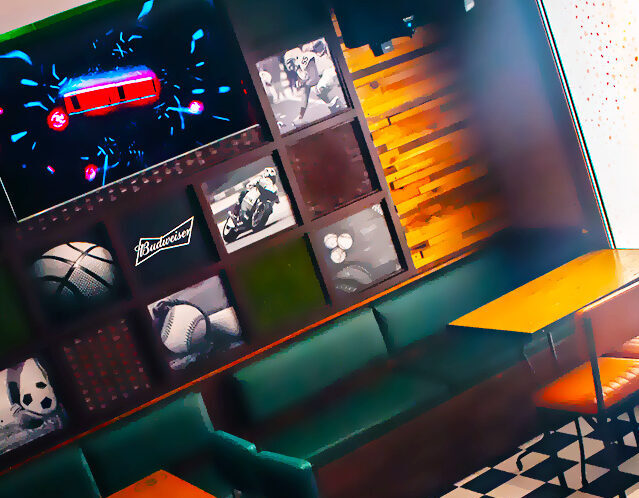 Interior de QW Sport Bar con pantallas y decoración deportiva.