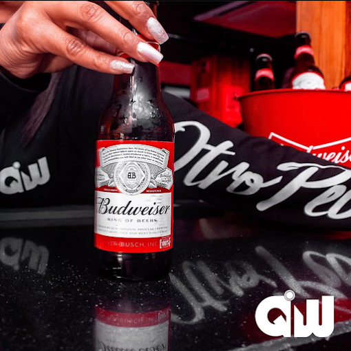 Cerveza Budweiser en barra.