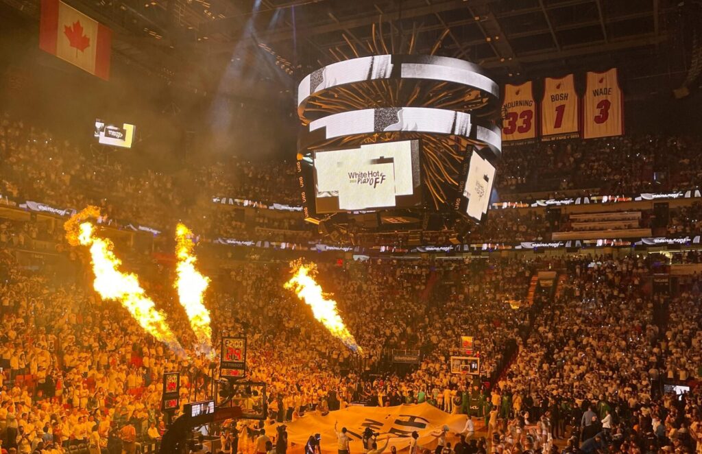 Ambiente enérgico en un estadio de la NBA durante los playoffs.