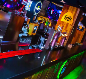 Barra de bar con luces en QW Sport Bar