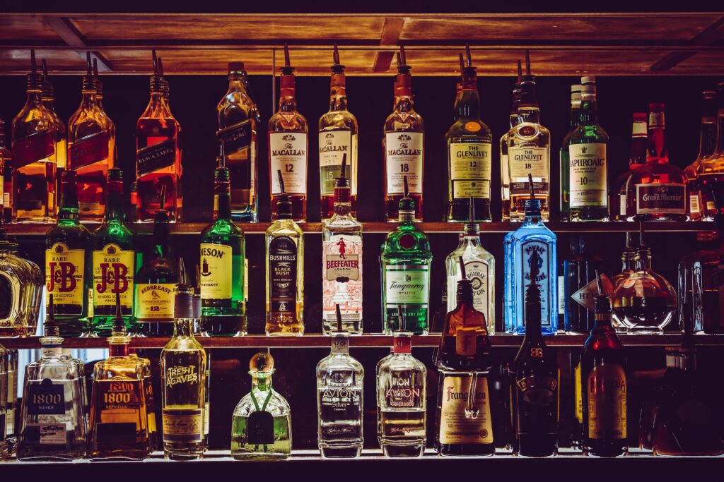 Estantería de botellas de licor