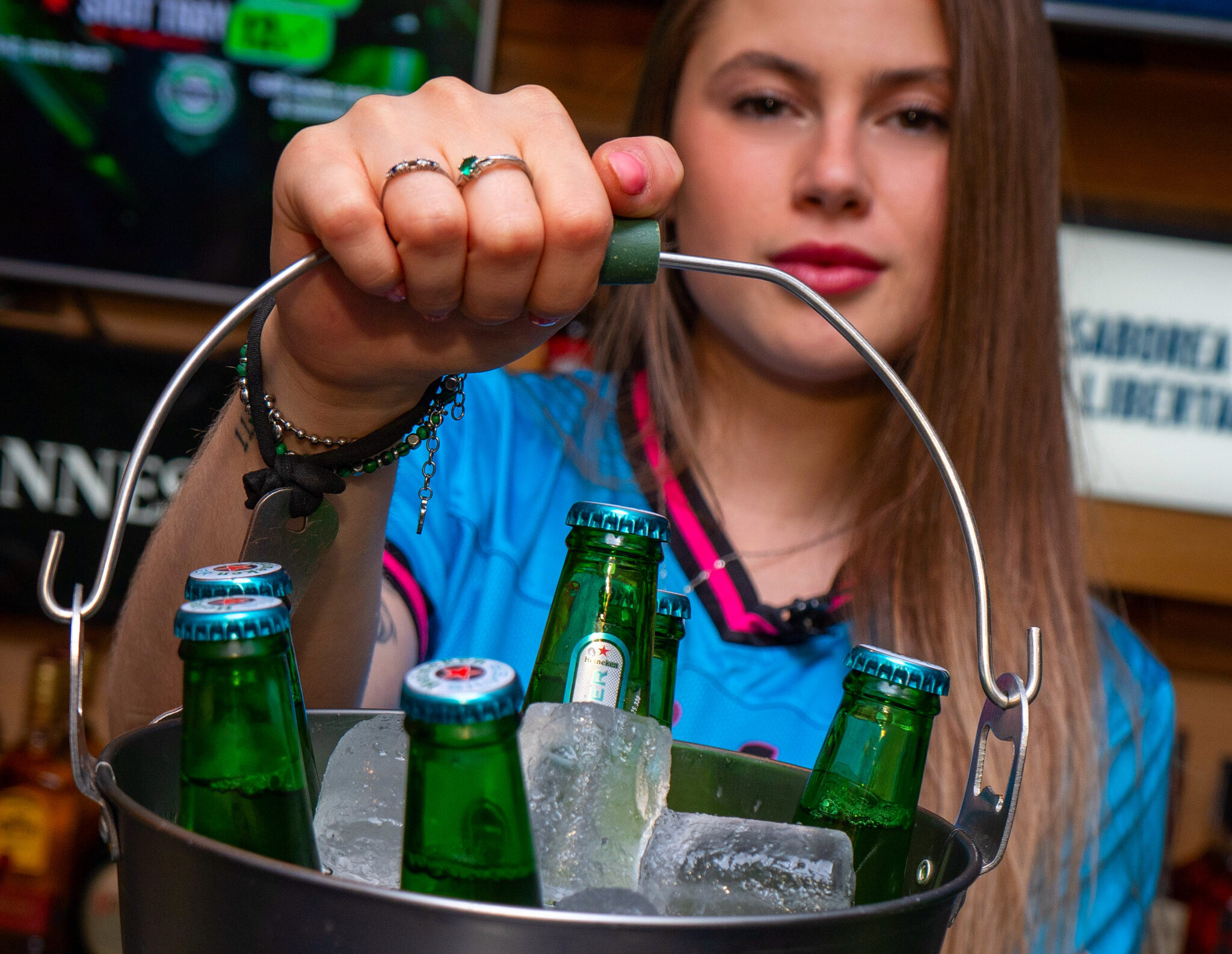 Cubo de cervezas Heineken frío
