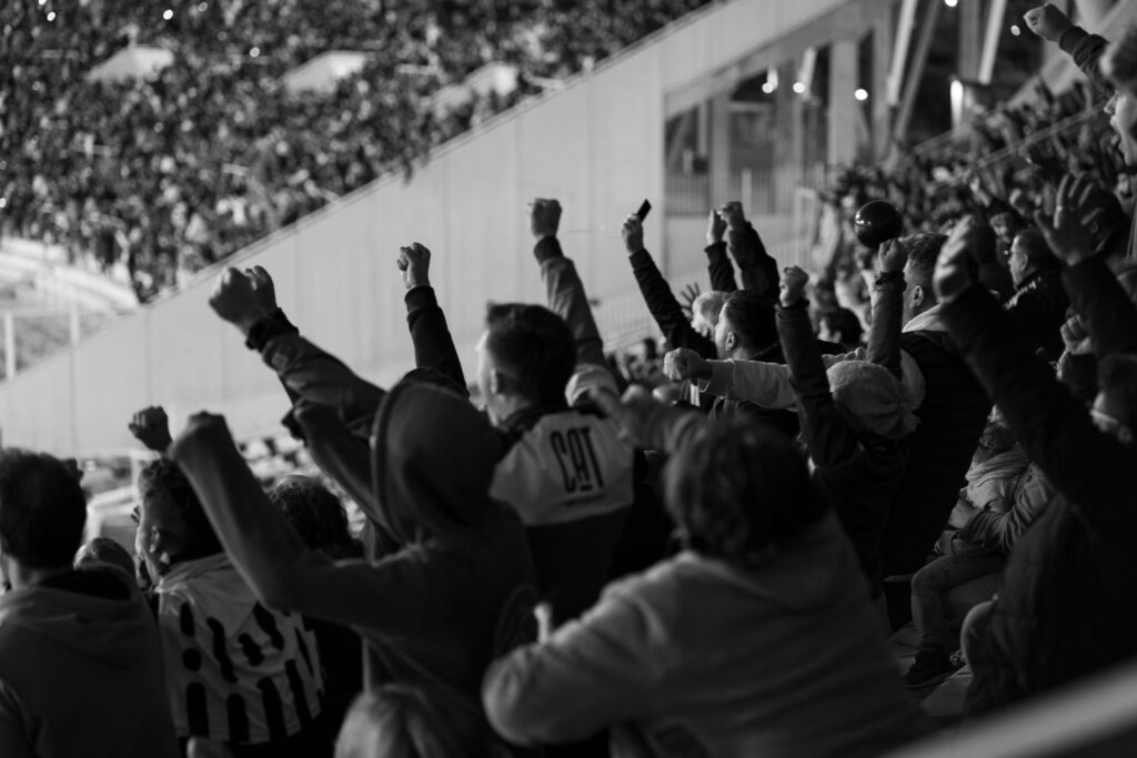 Personas celebrando partido de fútbol